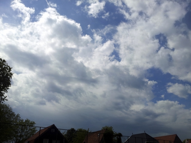 Meer wolken, tennisbaan Bergen 18,5-'12
