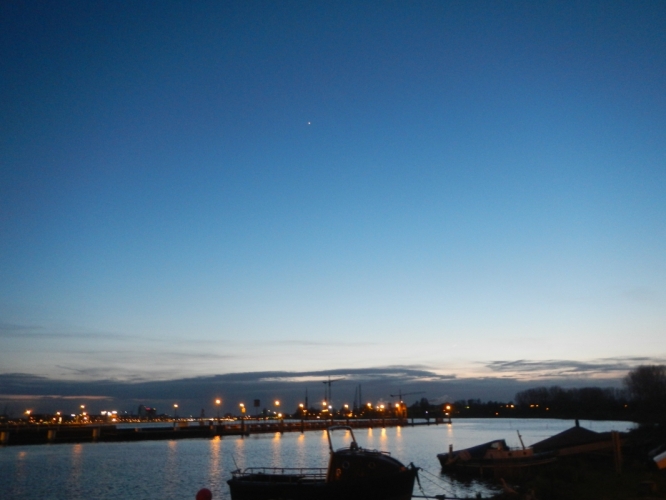 Schellingwoude, 22 april 2012. De avond valt over het het IJ.
