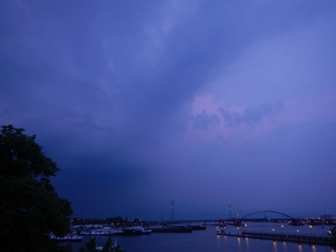 23 mei 2012, Onweer boven Schellingwoude na een warme dag.
