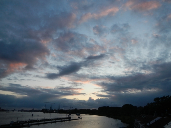 Dinsdag 4 juni 2012, 21:45. Het IJ vanuit Schellingwoude naar het westen.
