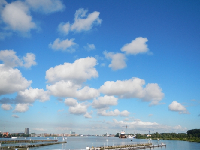 Het IJ vanaf de Oranjesluizen naar CS. donderdag 14 juni 2012, 08:00 uur
