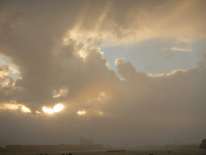 4 oktober 2012. Een bui nadert over het IJ

