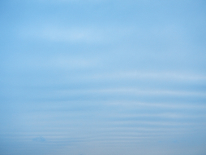 vrijdag 5 oktober 2012, 18:45. Een ribbelwolk (Cirrocumulus) boven het IJ.

