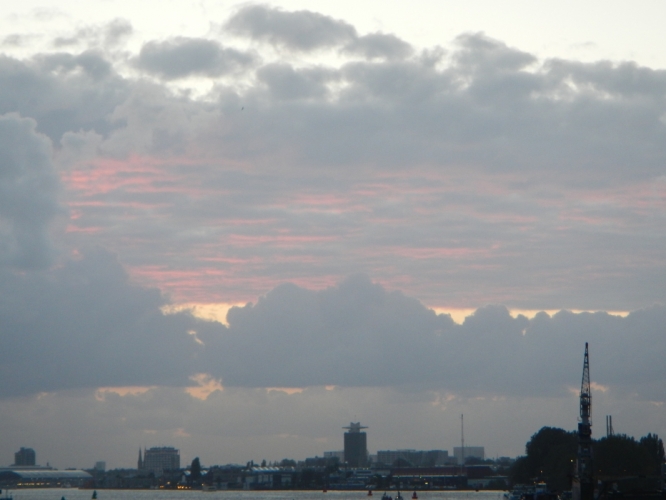 vrijdag 12 oktober 2012, 19:00 uur zonsondergang boven het IJ
